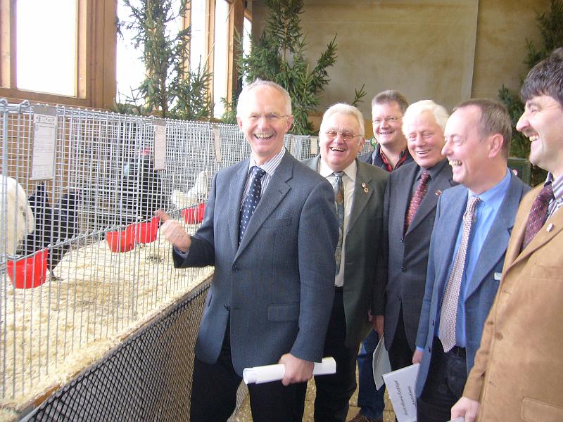 Kreisschau Coesfeld 2008 106.jpg - Bürgermeister Heinz Öhmann hat Spaß beim Rundgang